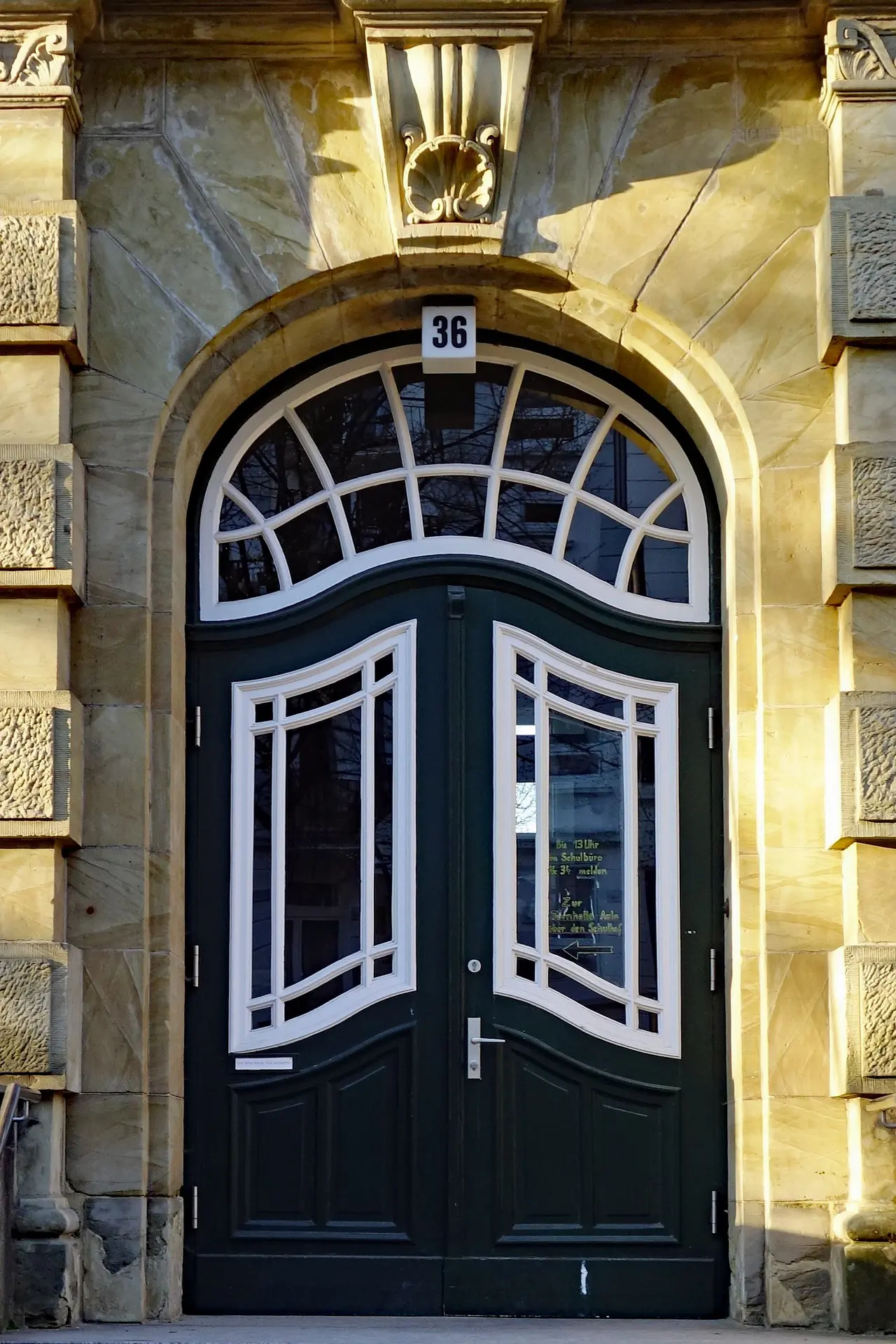 door-3340635_1920.jpg